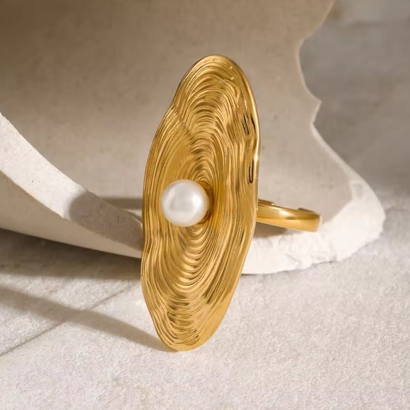 ✨ Gold Statement Ring with Pearl Accent ✨ - Picture 5 of 12